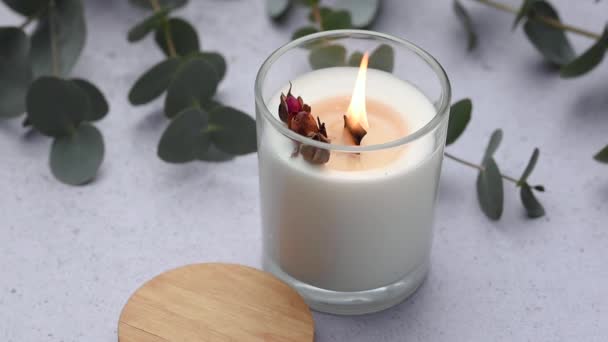 桌上放着芬芳的蜡烛 把蜡烛放进罐子里 在温泉和家中进行芳香疗法和放松 — 图库视频影像
