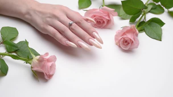 Kobieta Ręce Białym Tle Jedwabiu Pięknym Perłowym Manicure Różowe Kwiaty — Wideo stockowe