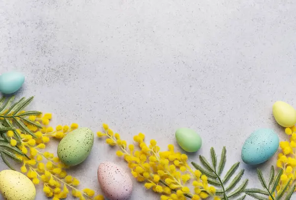 Tässä Kuvassa Pastelliväristen Munien Kirkkaan Keltaisten Mimosa Kukkien Juhlava Pääsiäisjärjestely — kuvapankkivalokuva