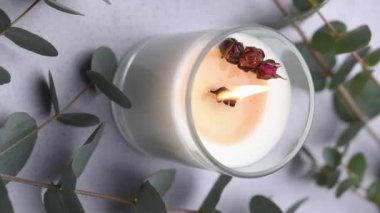 Masada romatik mum var. Kavanozdaki soya mumları. Aromaterapi ve spa 'da ve evde rahatlamak.. 