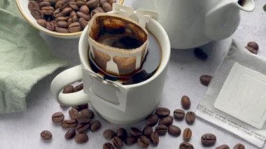 Kahve torbasını fincanda öğütülmüş kahveyle ıslat. Evde taze demlenmiş kahve yapıyorum..  