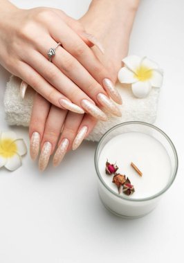 Manikürlü ve inci ojeli tırnaklar..