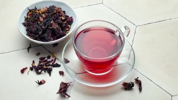 一杯热芙蓉茶和干芙蓉茶叶子 — 图库视频影像