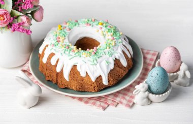 Paskalya Yumurtalı Paskalya Tavşanı Keki. Ev yapımı vanilyalı kek.. 