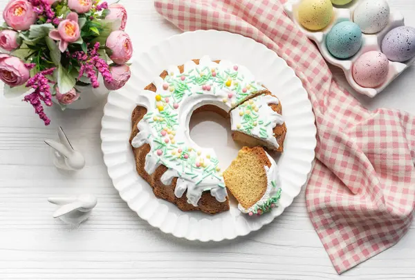 复活节面包蛋糕和复活节彩蛋 自制香草面包蛋糕 图库照片