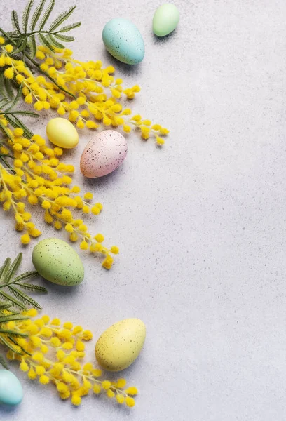 Tässä Kuvassa Pastelliväristen Munien Kirkkaan Keltaisten Mimosa Kukkien Juhlava Pääsiäisjärjestely — kuvapankkivalokuva