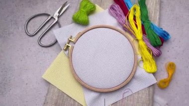 Masadaki nakış, çember, kumaş, iplik ve diğer aksesuarlar..