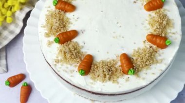 Ev yapımı Paskalya havucu keki cevizli, krem peynirli. Tatlı tatlı. Lezzetli havuçlu kek tabağı.