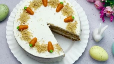 Ev yapımı Paskalya havucu keki cevizli, krem peynirli. Tatlı tatlı. Lezzetli havuçlu kek tabağı.