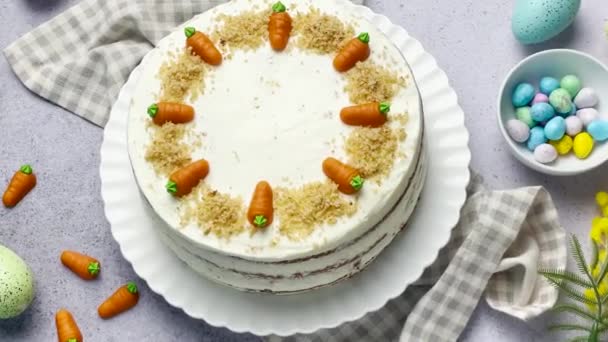 Hausgemachter Karottenkuchen Mit Walnüssen Und Frischkäse Süßes Dessert Teller Mit — Stockvideo