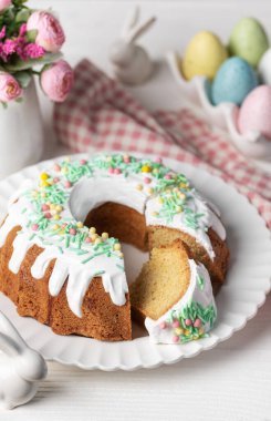 Paskalya Yumurtalı Paskalya Tavşanı Keki. Ev yapımı vanilyalı kek.. 