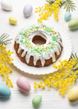 Paskalya Yumurtalı Paskalya Tavşanı Keki. Ev yapımı vanilyalı kek. Düz yatıyordu. 