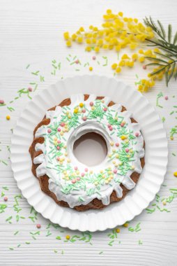 Paskalya Yumurtalı Paskalya Tavşanı Keki. Ev yapımı vanilyalı kek. Düz yatıyordu. 