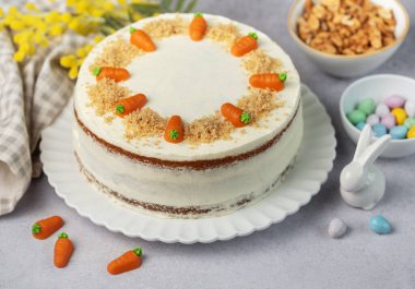 Ev yapımı Paskalya havucu keki cevizli, krem peynirli. Tatlı tatlı. Lezzetli havuçlu kek tabağı.