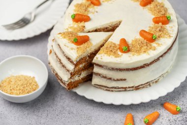 Cevizli, krem peynirli ev yapımı havuçlu kek. Tatlı tatlı. Lezzetli havuçlu kek tabağı. 