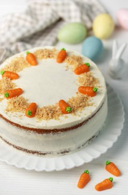 Ev yapımı Paskalya havucu keki cevizli, krem peynirli. Tatlı tatlı. Lezzetli havuçlu kek tabağı.