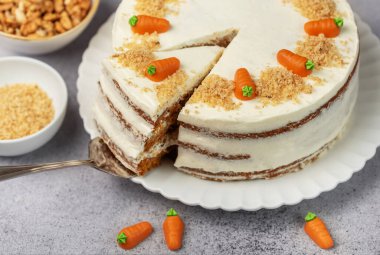 Cevizli, krem peynirli ev yapımı havuçlu kek. Tatlı tatlı. Lezzetli havuçlu kek tabağı. 