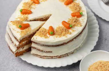 Cevizli, krem peynirli ev yapımı havuçlu kek. Tatlı tatlı. Lezzetli havuçlu kek tabağı. 