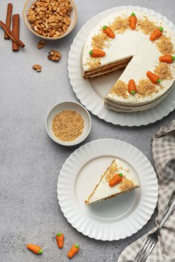 Cevizli, krem peynirli ev yapımı havuçlu kek. Tatlı tatlı. Lezzetli havuçlu kek tabağı. 