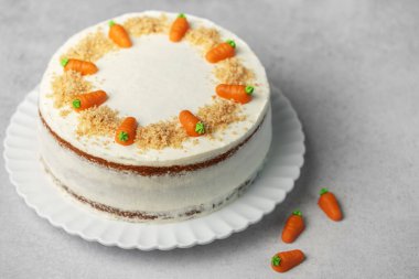 Cevizli, krem peynirli ev yapımı havuçlu kek. Tatlı tatlı. Lezzetli havuçlu kek tabağı. 