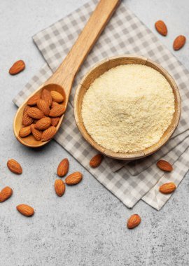 Bir kâse içinde taze badem unu ve badem. Glütensiz gıda konsepti.