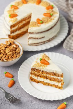 Cevizli, krem peynirli ev yapımı havuçlu kek. Tatlı tatlı. Lezzetli havuçlu kek tabağı. 