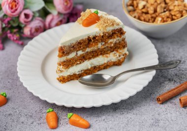 Cevizli, krem peynirli ev yapımı havuçlu kek. Tatlı tatlı. Lezzetli havuçlu kek tabağı. 