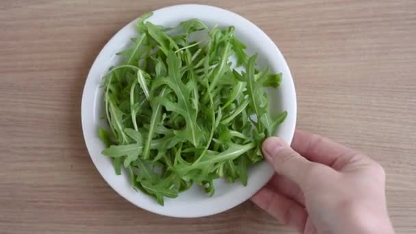 Egy Keze Rukkolalevelet Tesz Egy Tányérba Hogy Salátát Készítsen — Stock videók