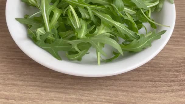 白盘中新鲜的有机牛油果叶 — 图库视频影像