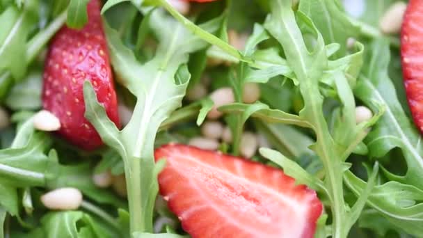 Sommersalat Mit Erdbeeren Und Rucola Rotation — Stockvideo