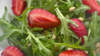 Arugula ile çilekli vitamin salatası. Vejetaryen yemeği. Yaz salatası. 