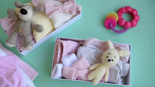Kadın Elleri Çocuk Kıyafetlerini Kutulara Toplar Bir Çocuğun Doğumuna Bağışına — Stok video