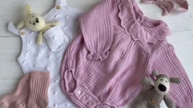 Bebek kıyafetleri, pantolonlar, çoraplar ve örgü oyuncaklar. Bebek kıyafetleri ve aksesuarlar. Düz yatış, üst görünüm