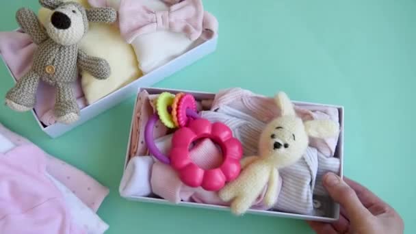 Kadın Elleri Çocuk Kıyafetlerini Kutulara Toplar Bir Çocuğun Doğumuna Bağışına — Stok video