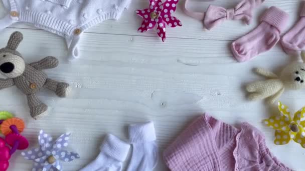 Set Babybodysuits Broeken Sokken Gebreid Speelgoed Mode Babykleding Accessoires Vlakke Rechtenvrije Stockvideo's