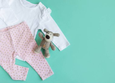 Bebek kıyafetleri, pantolonlar, çoraplar ve örgü oyuncaklar. Bebek kıyafetleri ve aksesuarlar. Düz yatış, üst yaşam