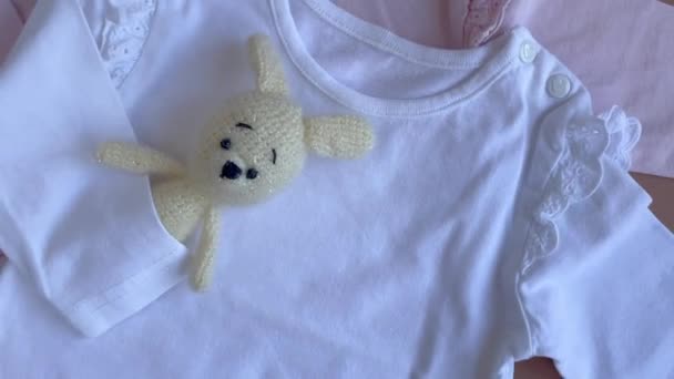 Set Babybodysuits Broeken Sokken Gebreid Speelgoed Grijze Achtergrond Mode Babykleding Rechtenvrije Stockvideo's
