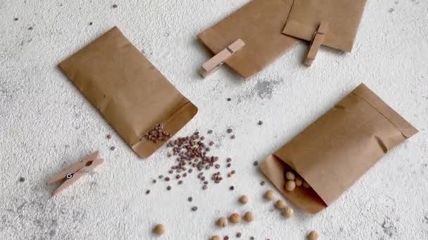 Papiertüten Mit Samen Zum Pflanzen Auf Einem Weißen Tisch — Stockvideo