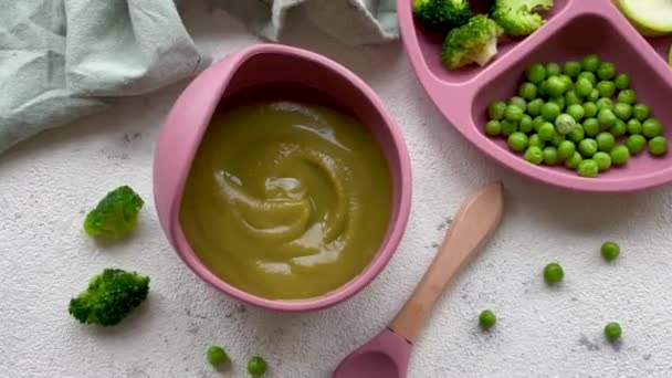 Comida Saludable Para Bebés Tazón Puré Verduras Con Brócoli Guisantes — Vídeo de stock