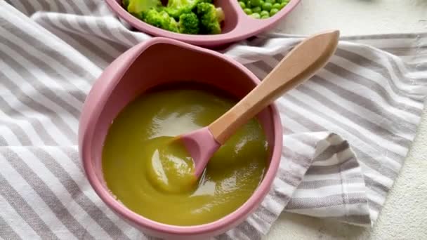 Hälsosam Barnmat Skål Babymat Grönsakspuré Med Broccoli Och Ärtor Videoklipp