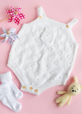 Yeni doğan bebek için beyaz kıyafetler ve aksesuarlar. Örgü oyuncaklar, örgü şamatası, çoraplar. Bebek partisi konsepti. Düz yatış, üst yaşam