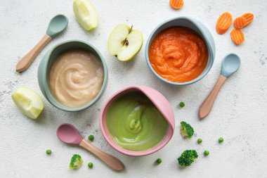 Kaselerde sağlıklı bebek maması. Bir sürü meyve ve sebze püresi.