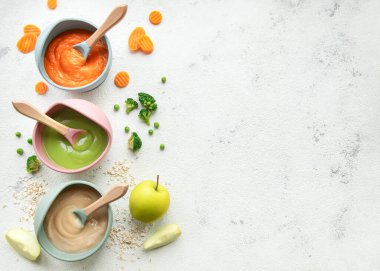 Kaselerde sağlıklı bebek maması. Bir sürü meyve ve sebze püresi.