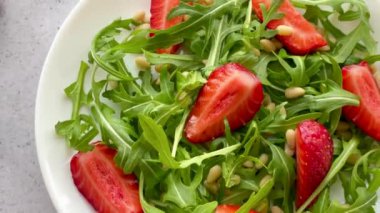 Arugula ile çilekli vitamin salatası. Vejetaryen yemeği. Yaz salatası.