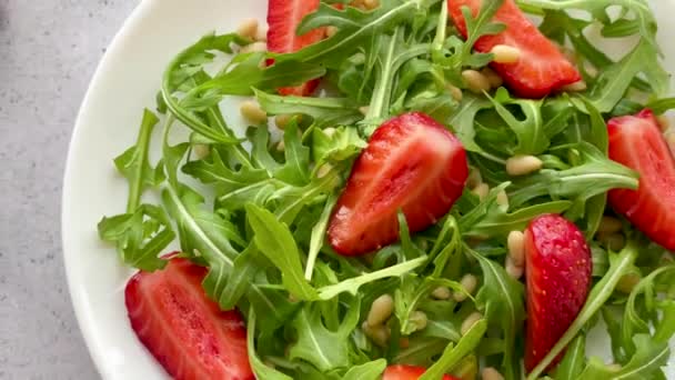 Vitaminsalat Von Erdbeere Mit Rucola Veganes Essen Sommersalat — Stockvideo