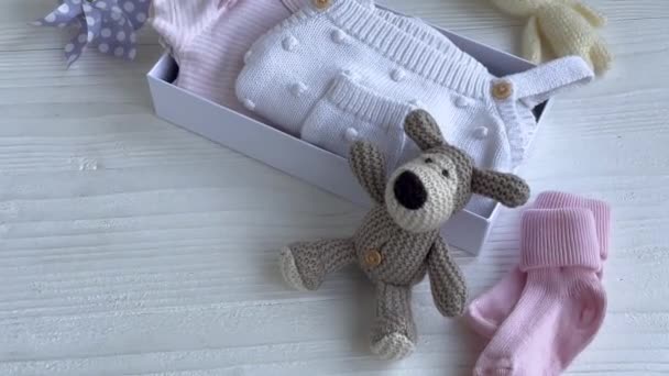 Baby Kinderkleding Gebreid Speelgoed Kartonnen Doos Donatie Liefdadigheidsconcept Stockvideo's