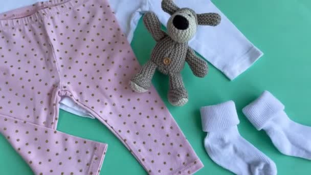 Conjunto Macacões Bebê Calças Meias Brinquedo Malha Moda Roupas Bebê — Vídeo de Stock