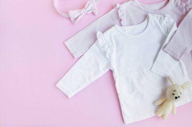 Bebek kıyafetleri, pantolonlar, çoraplar ve örgü oyuncaklar. Bebek kıyafetleri ve aksesuarlar. Düz yatış, üst yaşam