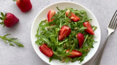 Arugula ile çilekli vitamin salatası. Vejetaryen yemeği. Yaz salatası. 
