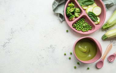 Kasede sağlıklı bebek maması. Brokoli ve bezelyeli bebek maması püresi.